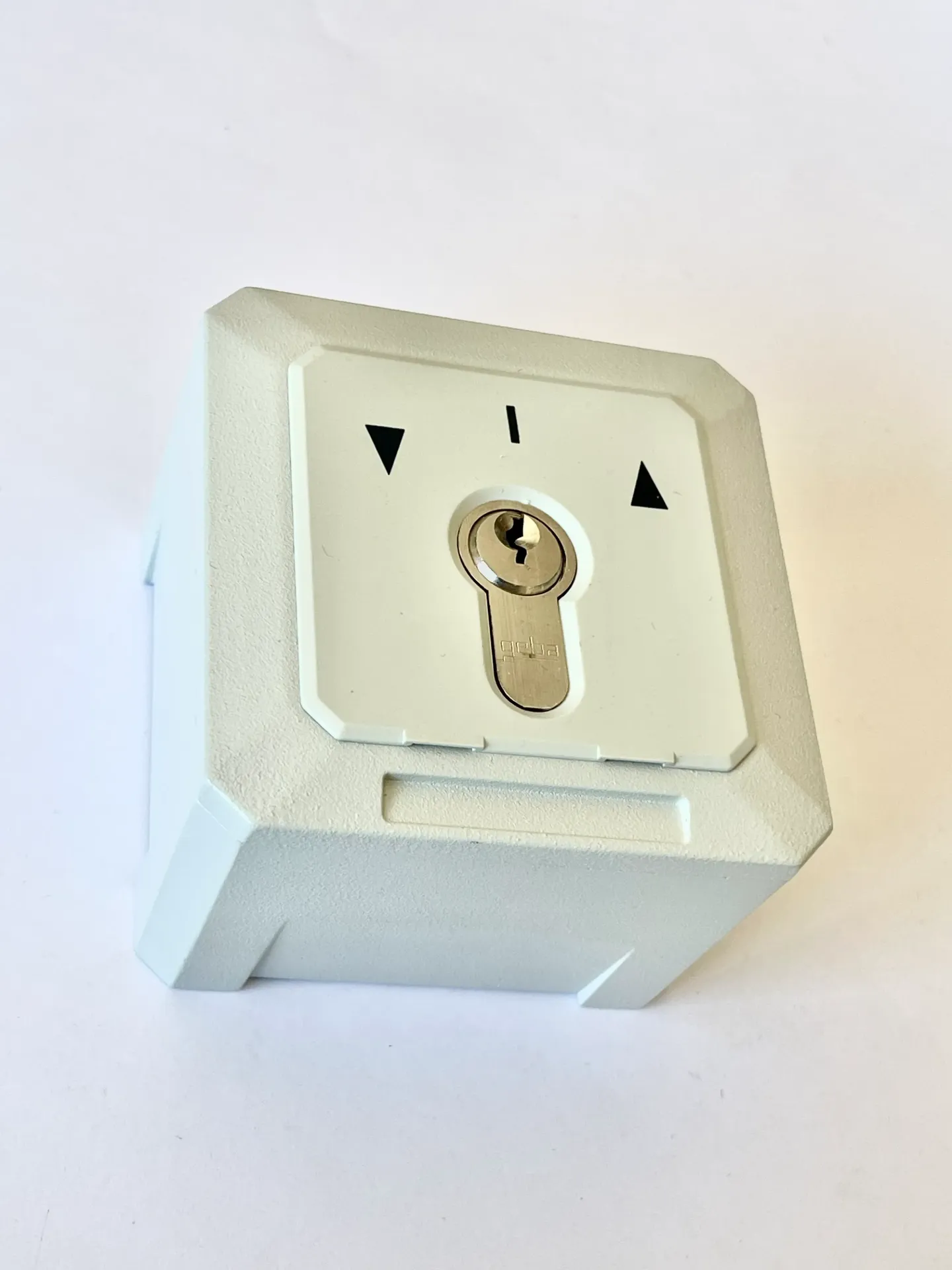 CONTACTEUR A CLÉ (ES-APZ/EPZ 1-2T/2) 2 SENS A IMPULSION BOITIER ALUMINIUM EN SAILLIE IP54